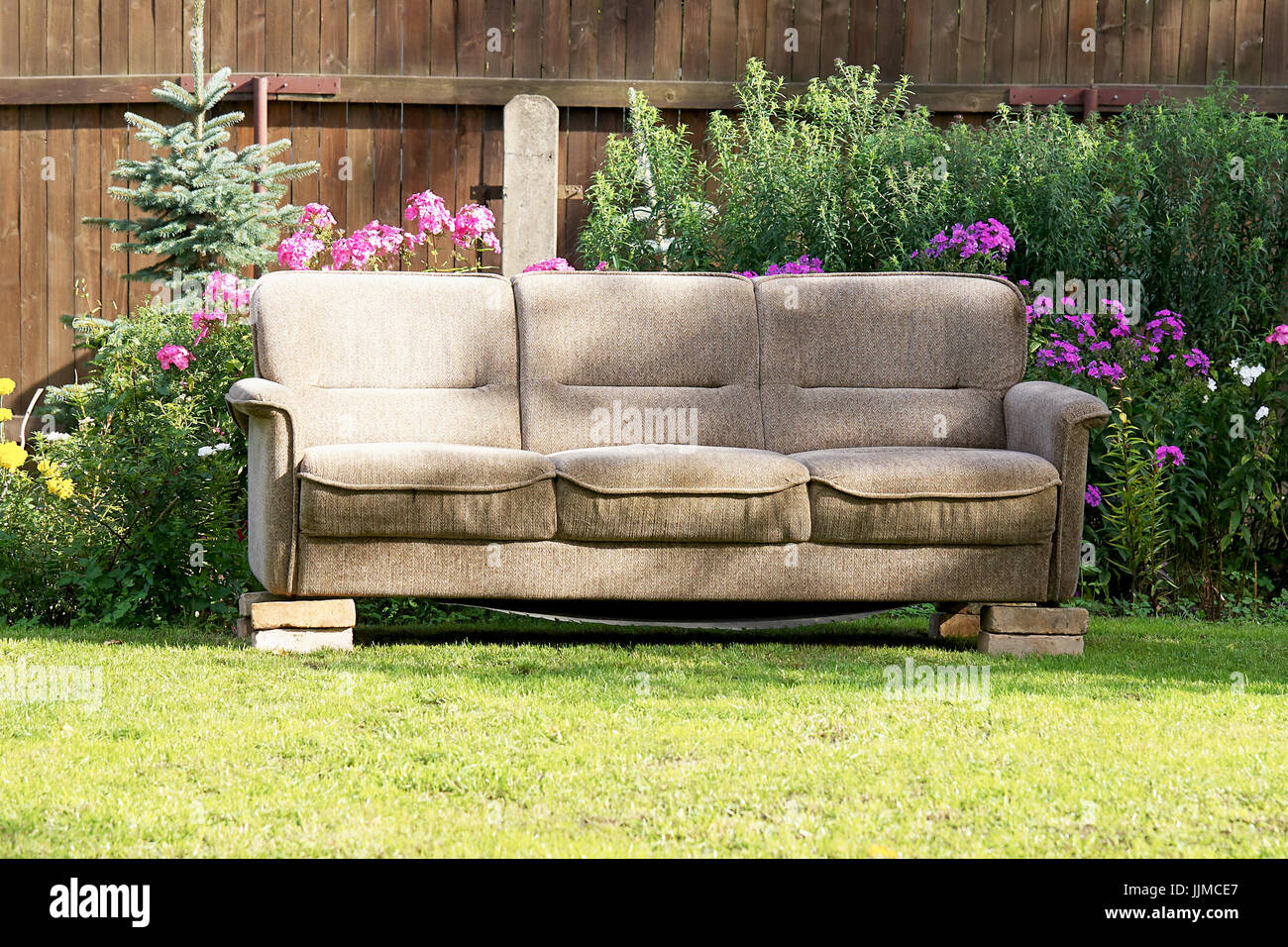Dirty old couch in abandoned hi-res stock photography and images - Page 2 -  Alamy