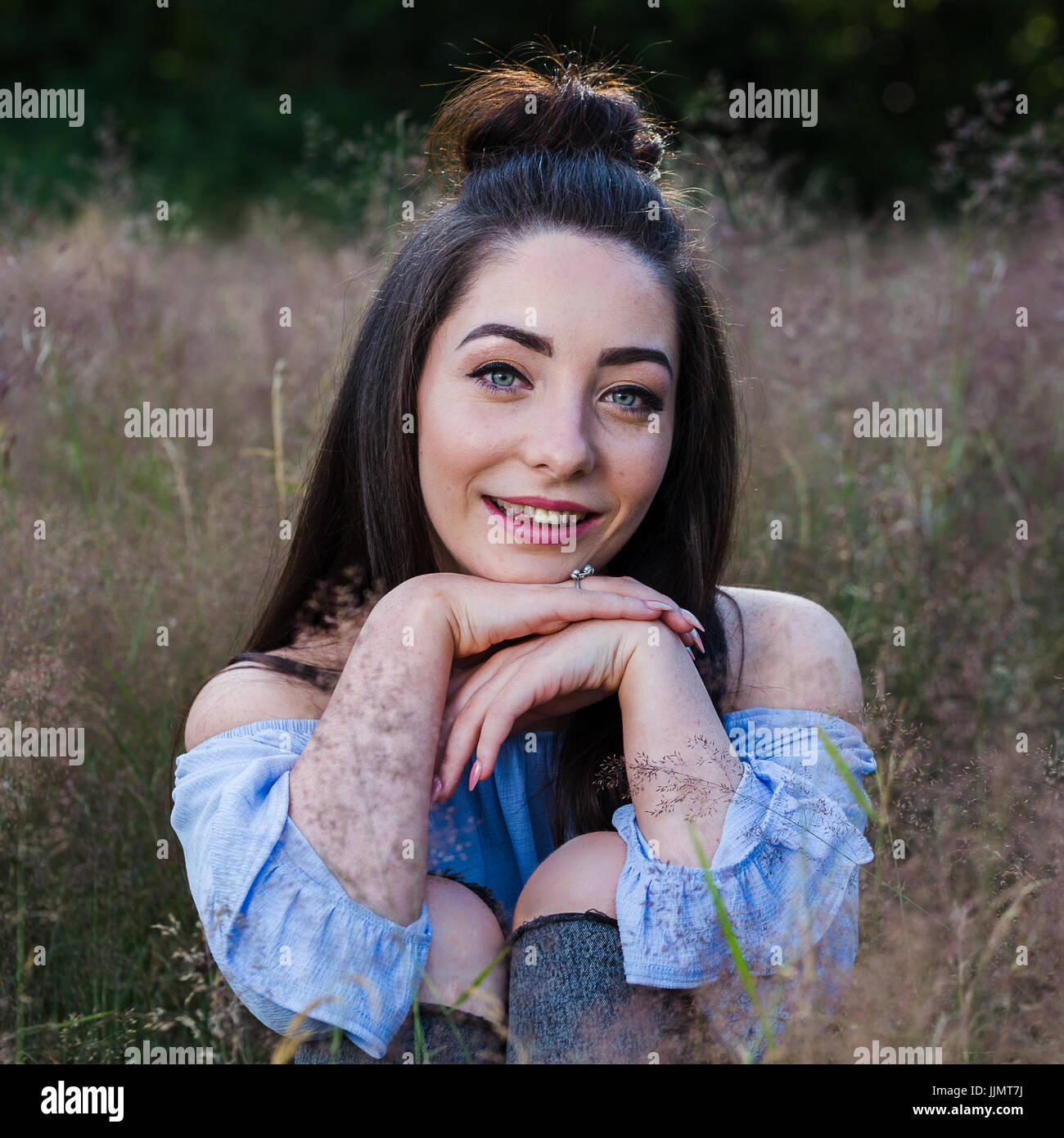 Girl on knees looking up hi-res stock photography and images - Alamy