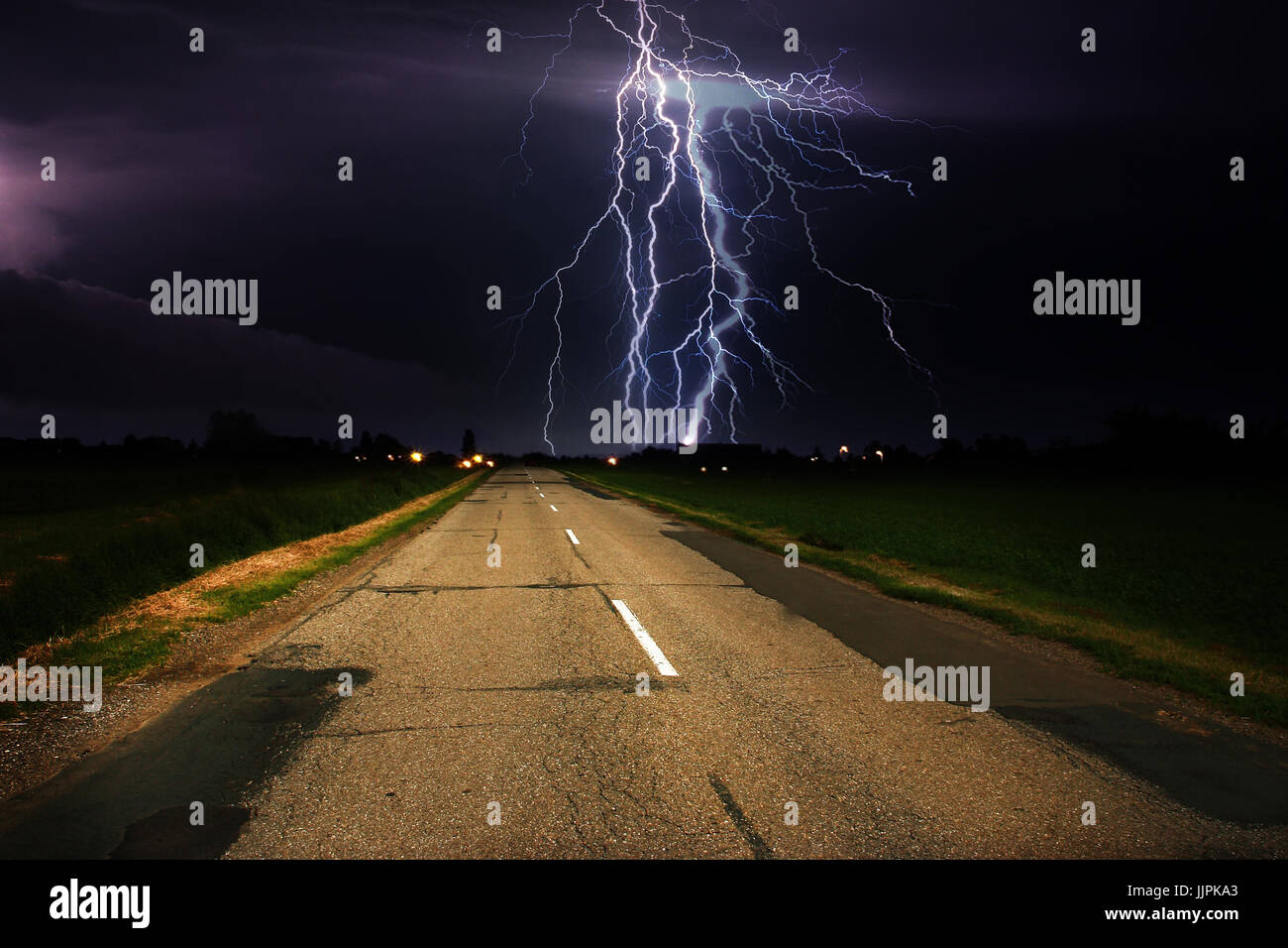 Дорога в даль. Дорога на молнии. Дорога в гору. Дорога в огне. Молния.