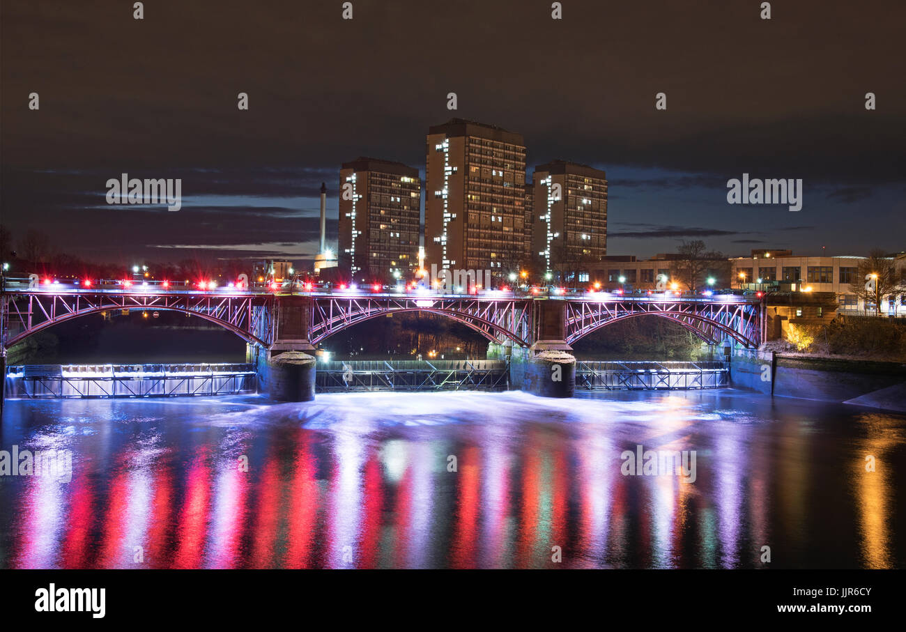 Night photograph taken from the Albery Bridge in Glasgow looking over to the illuminated Pipe Bridge and tidal weir in central Glasgow, Scotland. Stock Photo