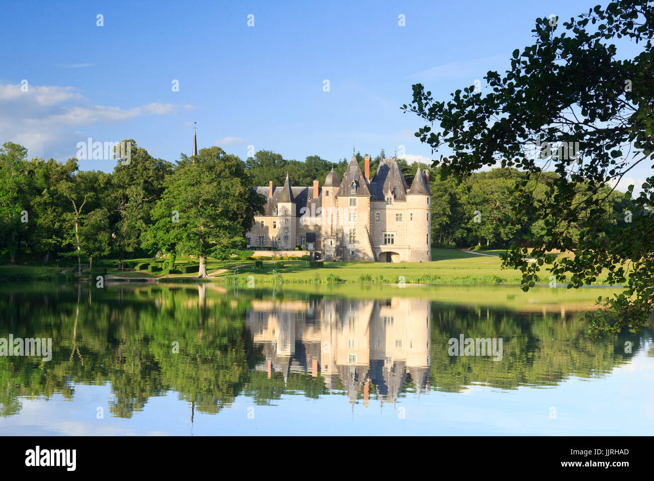 France, Cher (18), Oizon, château de la Verrerie et son étang // France, Cher, Oizon, castla of France, Cher (18), Oizon, château de la Verrerie et son étang // France, Cher, Oizon, castla of