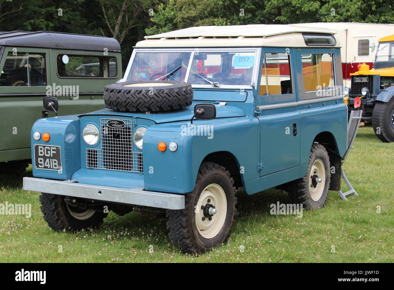 LAND ROVER SERIES IIA STATION WAGON AT A CLASSIC VEHICLE SHOW Stock Photo