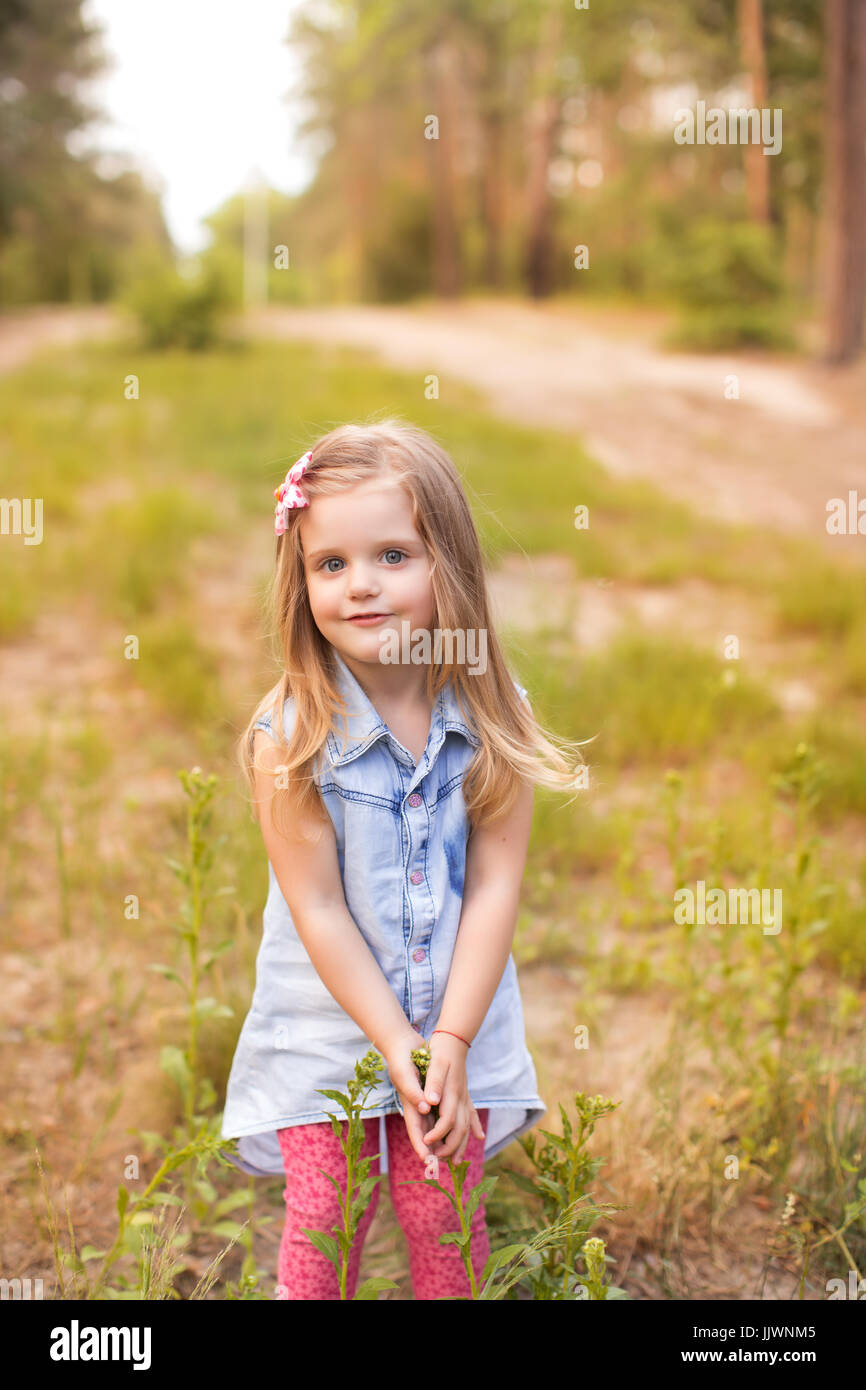 Child in summer meadow hi-res stock photography and images - Alamy