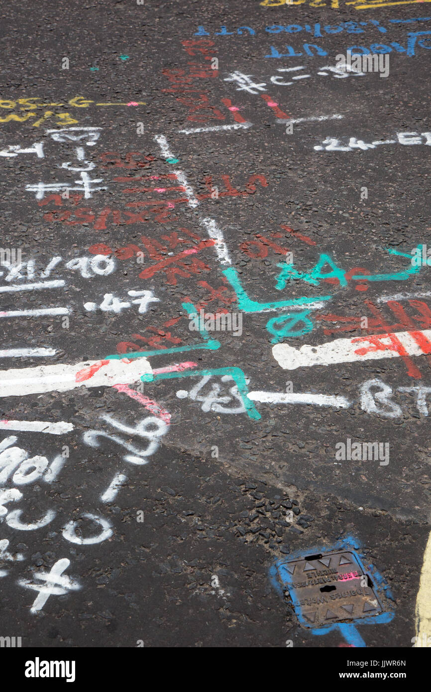 Spray paint road markings hires stock photography and images Alamy