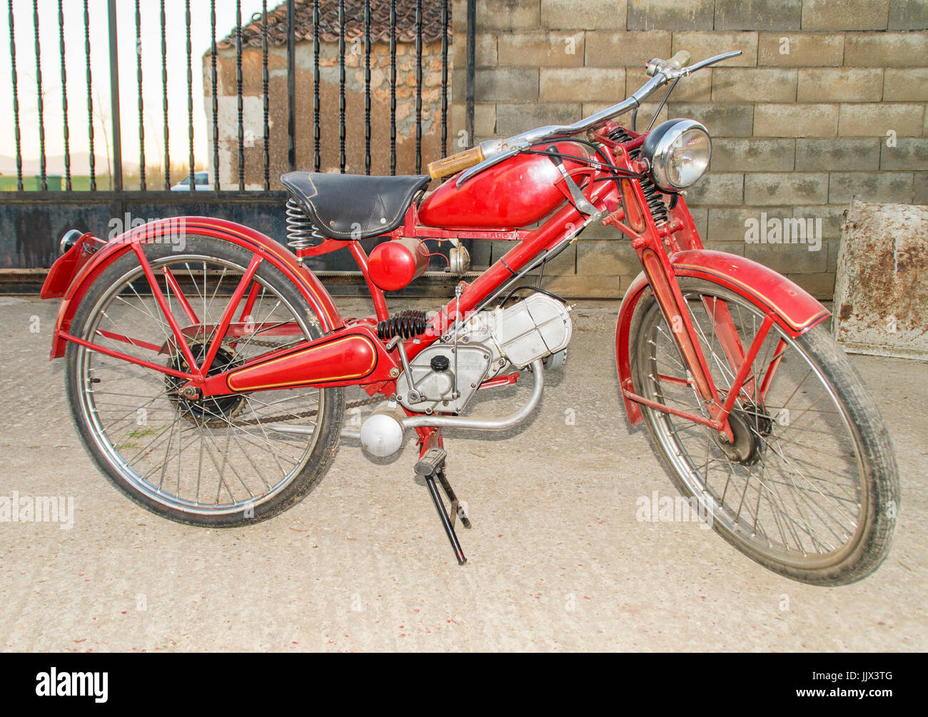 Moto antigua roja Stock Photo