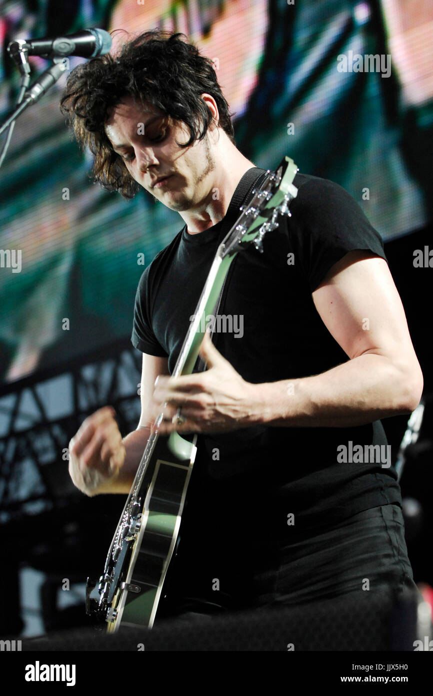 Jack White Raconteurs performing 2008 KROQ Weenie Roast Y Fiesta