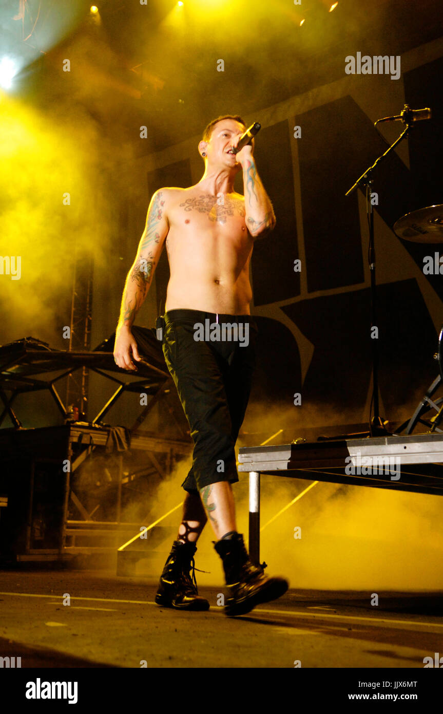 Chester Bennington Dead Hi-res Stock Photography And Images - Alamy