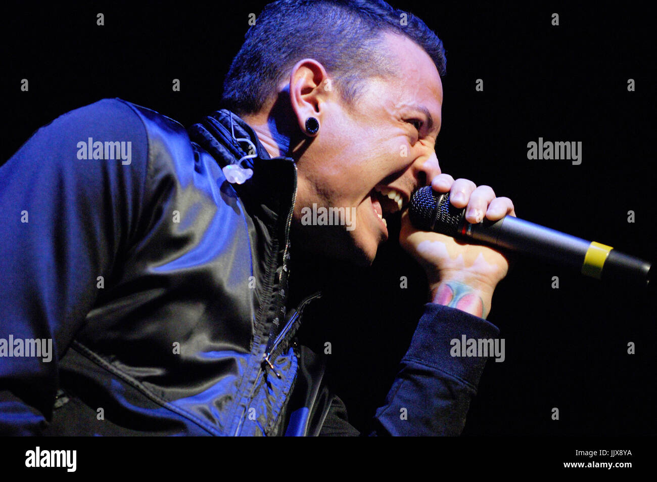 Chester Bennington Linkin Park performing 2007 KROQ Almost Acoustic Christmas Gibson Ampitheatre Universal City,Ca. Stock Photo