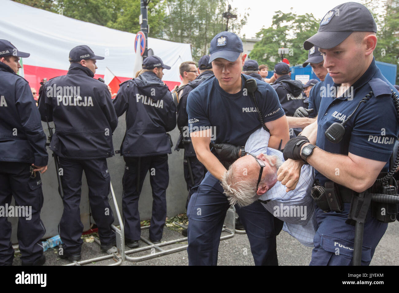Warschau, Poland. 20th July, 2017. On 20.07.2017 police detained several citizens who protested in front of the parliament against changes to judicial law in Poland. Photo: Jan A. Nicolas/dpa/Alamy Live News Stock Photo