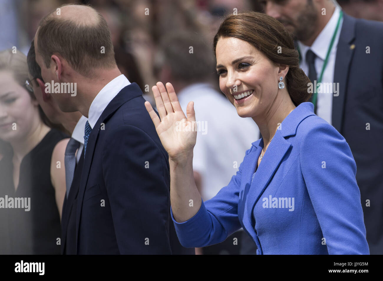 Berlin, Germany. 19th July, 2017. Kate, the Duchess of Cambridge was welcomed very cordially by fans in front of Brandenburg Gate in Berlin on July 19, 2017. | usage worldwide Credit: dpa/Alamy Live News Stock Photo