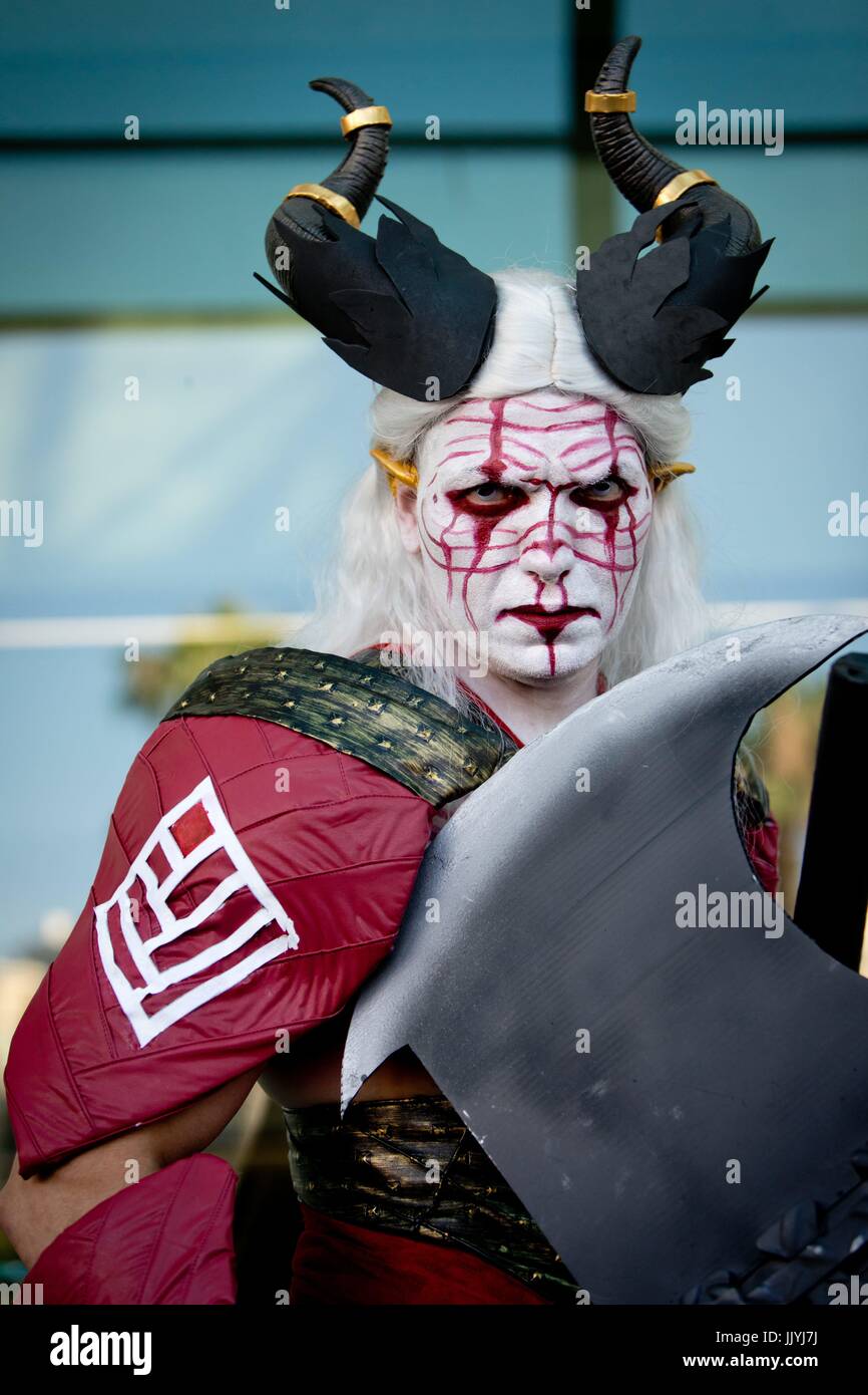 San Diego, United States Of America. 20th July, 2017. Cosplayers Noel as 'Qunari Warrior' from 'Dragon Age', came all the way from Chicago to the Comic-Con San Diego, in July 2017. | usage worldwide Credit: dpa/Alamy Live News Stock Photo