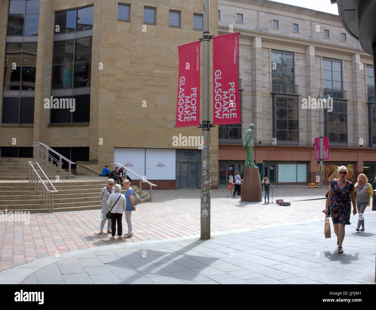 People Make Glasgow People Make Glasgow donald dewar statue sunny weather royal comvert hall steps Stock Photo
