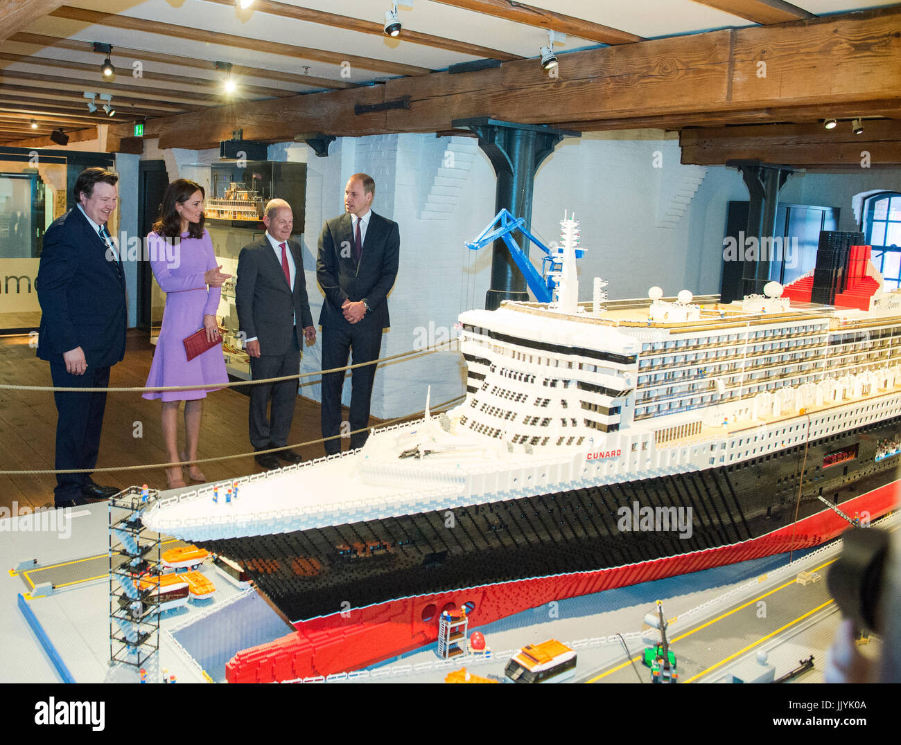 Hamburg, Germany. 21st July, 2017. Great Britain's Prince William (R) and Duchess Kate visit the International Maritime Museum where the couple obtained information on oceanic research with Hamburg's mayor Olaf Scholz (2-R) and the museum's director Peter Tamm (L) in Hamburg, Germany, 21 July 2017. They are gazing at a lego model of the ship 'Queen Mary 2'. Hamburg is the last leg of the royal couple's Germany visit. Photo: Daniel Bockwoldt/dpa/Alamy Live News Stock Photo