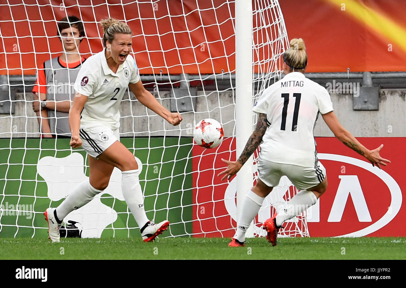 dpatop Germany's Josephine Henning (L) cheers over her 10 score with