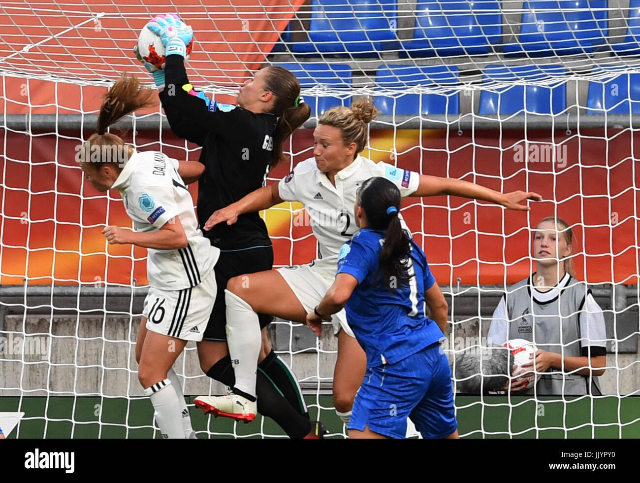 Germany's Linda Dallmann (L) and Josephine Henning (2R) play against