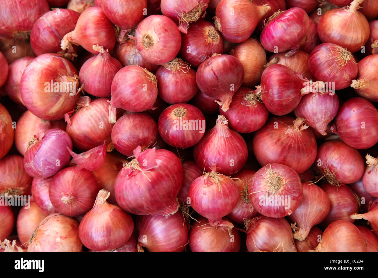 Pile of red onions in the market Stock Photo Alamy