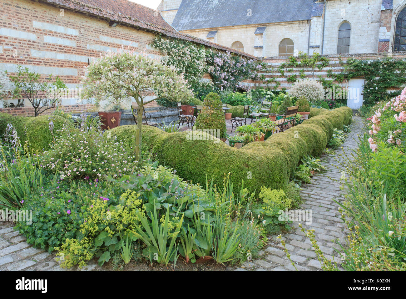 France, Somme (80), Maizicourt, les Jardins de Maizicourt, l'allée des buis, le jardin de la fontaine avec vue sur l'église du village (utilisation pr Stock Photo