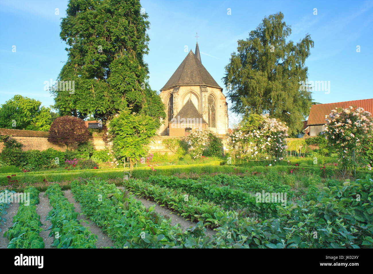 France, Somme (80), Maizicourt, les Jardins de Maizicourt, le potager avec vue sur le chevet de l'église du vilage  (utilisation presse et édition liv Stock Photo