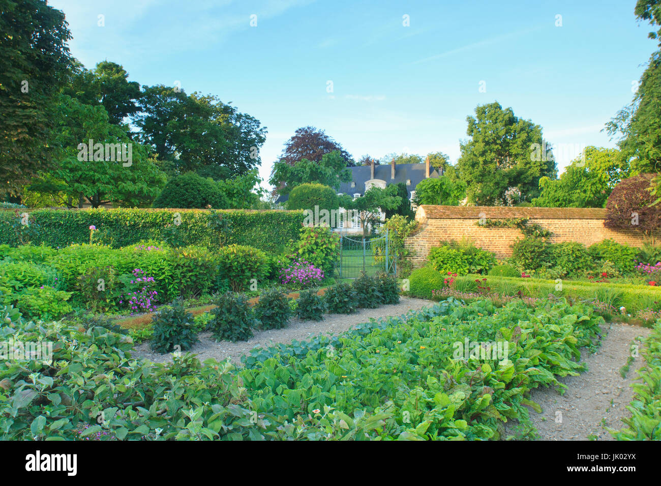 France, Somme (80), Maizicourt, les Jardins de Maizicourt, le potager avec vue sur le château (utilisation presse et édition livre uniquement avec men Stock Photo