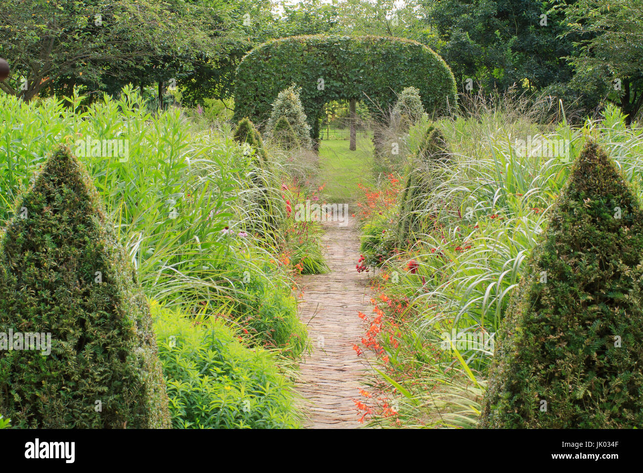 France, Somme (80), Maizicourt, les Jardins de Maizicourt, le jardin du Pigeonnier, allée pavée dans l'axe du pigeonnier et de l'entrée bordée de gram Stock Photo