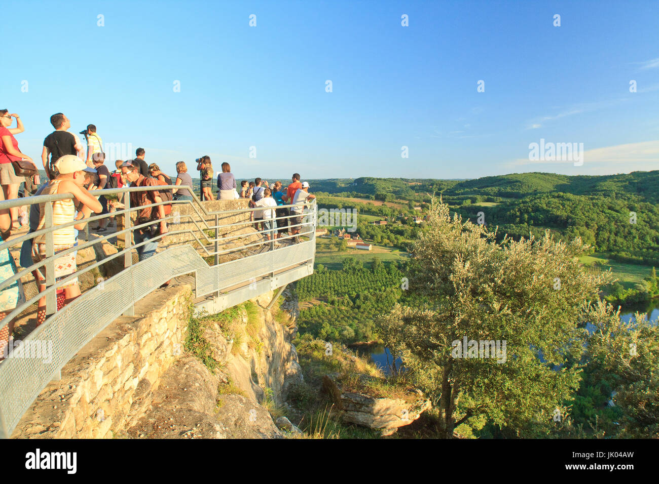 France, Dordogne (24), Périgord Noir, vallée de la Dordogne, Vézac, jardins du château de Marqueyssac, le belvédère au- dessus de la vallée de la Dord Stock Photo