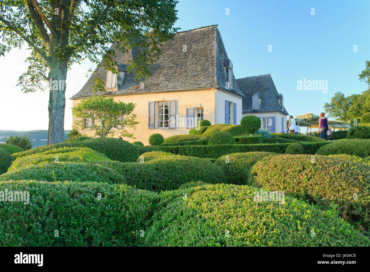 France, Dordogne (24), Périgord Noir, vallée de la Dordogne, Vézac, jardins du château de Marqueyssac, les buis taillés et le château (utilisation pre Stock Photo