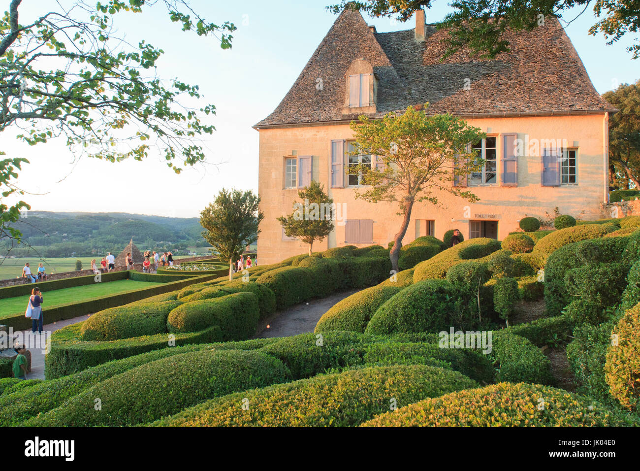 France, Dordogne (24), Périgord Noir, vallée de la Dordogne, Vézac, jardins du château de Marqueyssac, les buis taillés et le château (utilisation pre Stock Photo