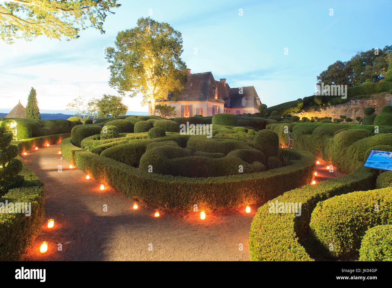 France, Dordogne (24), Périgord Noir, vallée de la Dordogne, Vézac, jardins du château de Marqueyssac, les buis taillés et le château lors de l'animat Stock Photo