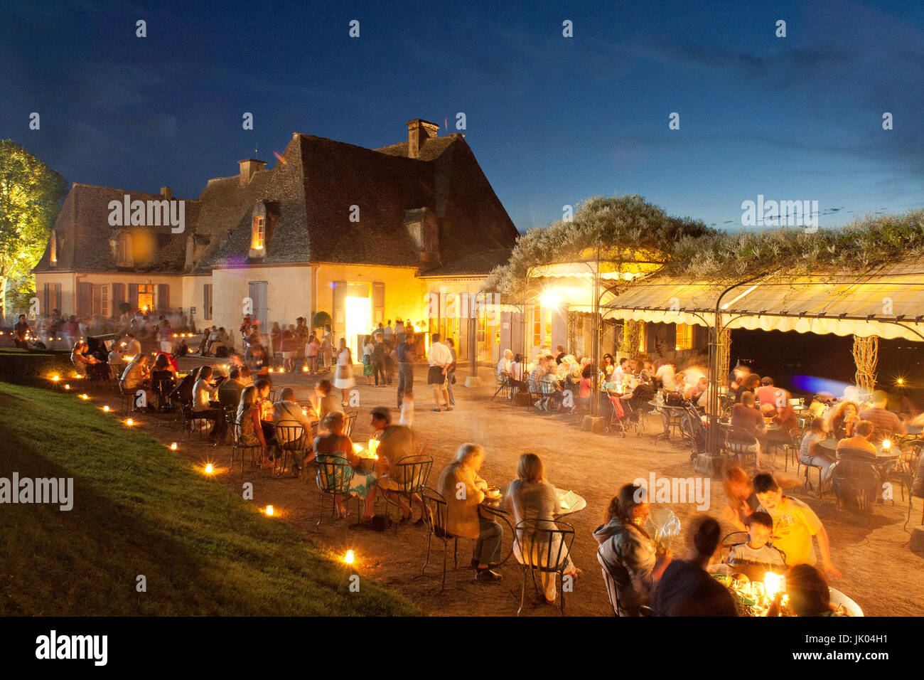 France, Dordogne (24), Périgord Noir, vallée de la Dordogne, Vézac, jardins du château de Marqueyssac, le château et le salon de thé lors de l'animati Stock Photo