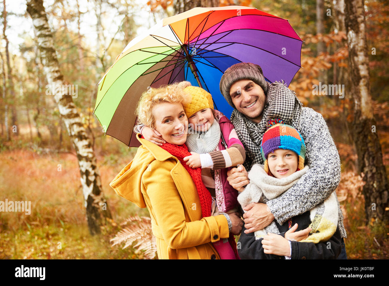 Зонтик семьи. Семья под зонтом. Фотосессия семейная осенью с зонтиками. Осенняя фотосессия семейная с зонтиками.
