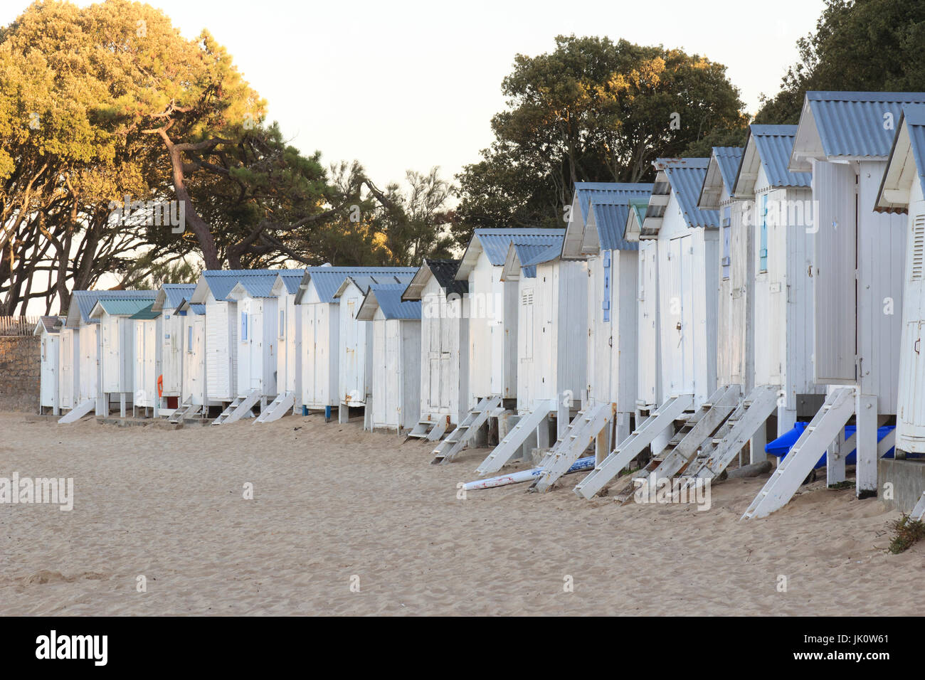 France, Vendée (85), île de Noirmoutier, Noirmoutier-en-lÎle, plage au Bois de la Chaize, alignement de cabanes de plage // France, Vendee, Island of  Stock Photo