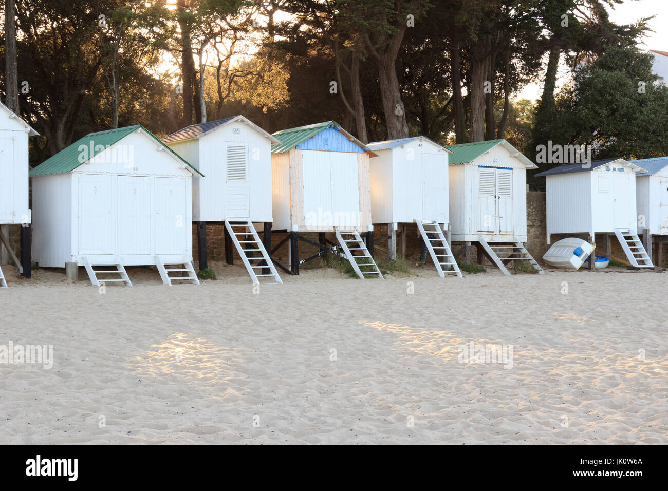 France, Vendée (85), île de Noirmoutier, Noirmoutier-en-lÎle, plage au Bois de la Chaize, alignement de cabanes de plage // France, Vendee, Island of  Stock Photo