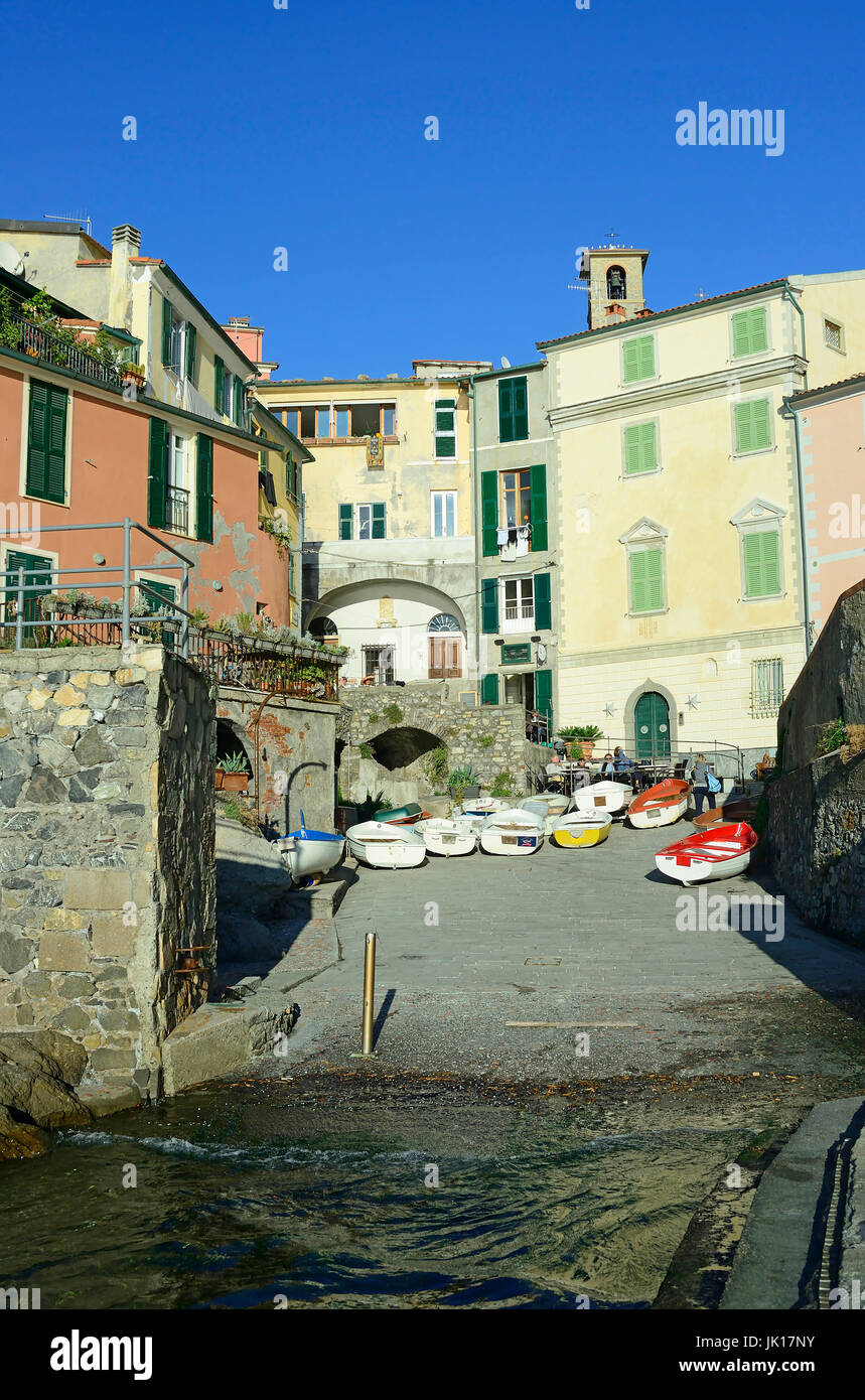 Italy, Liguria, Tellaro, seafront houses and boats in Ligurian village