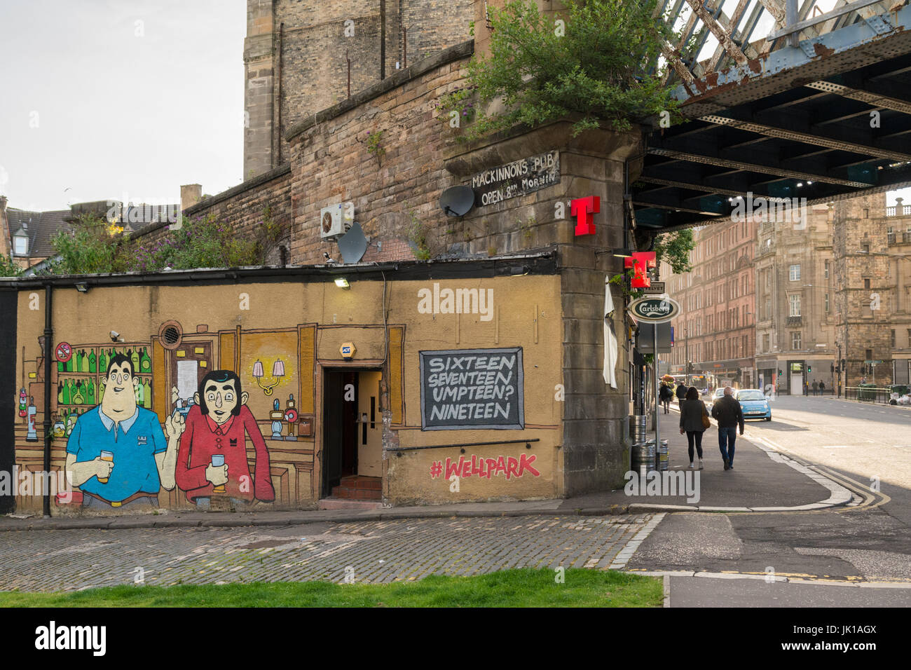 Glasgow licensing laws - 8am breakfast opening pub - Mackinnons pub bar, Gallowgate, Glasgow, Scotland Stock Photo