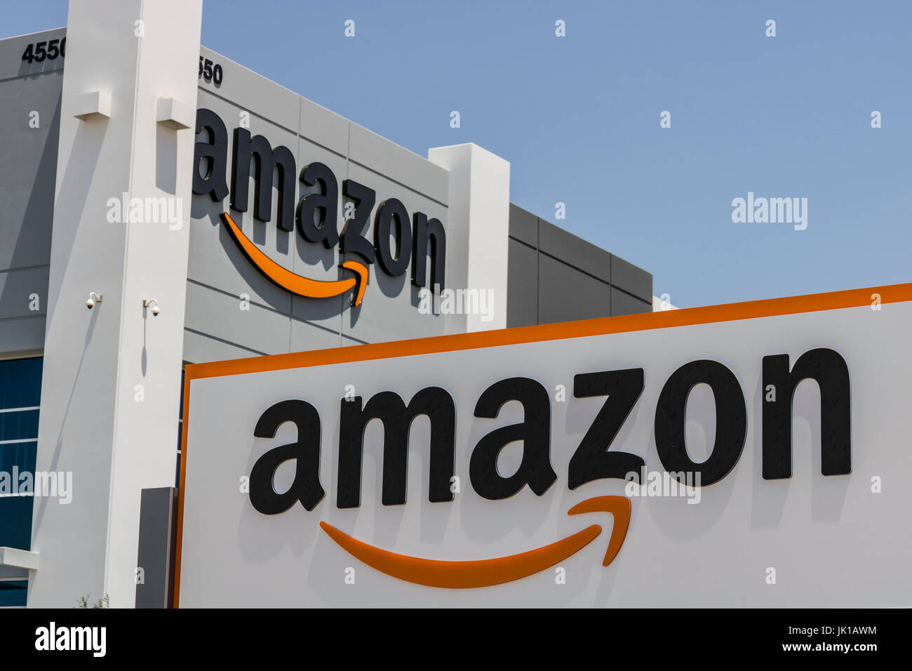 Amazon fulfillment center 2017 hires stock photography and images Alamy