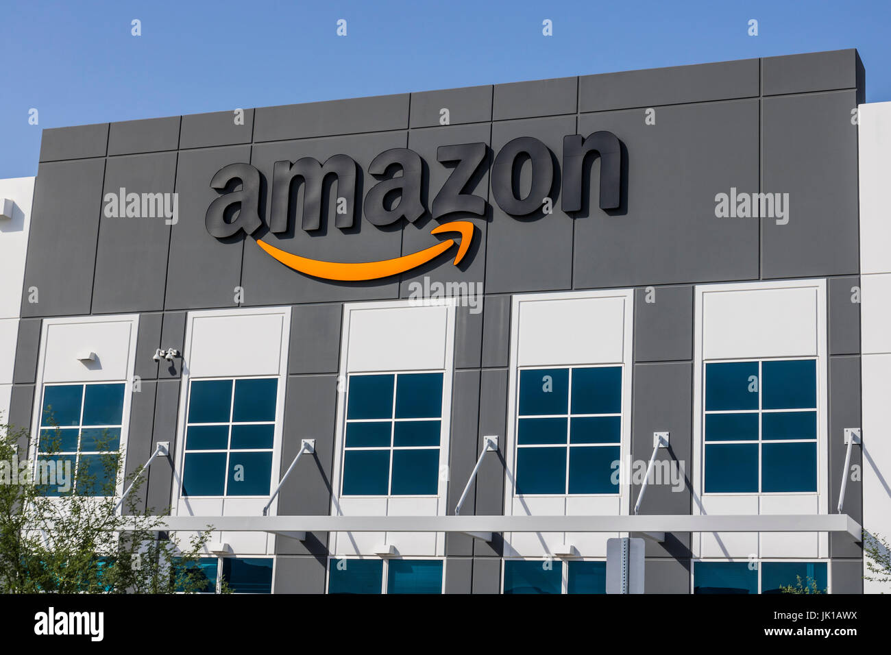 Amazon fulfillment center 2017 hires stock photography and images Alamy
