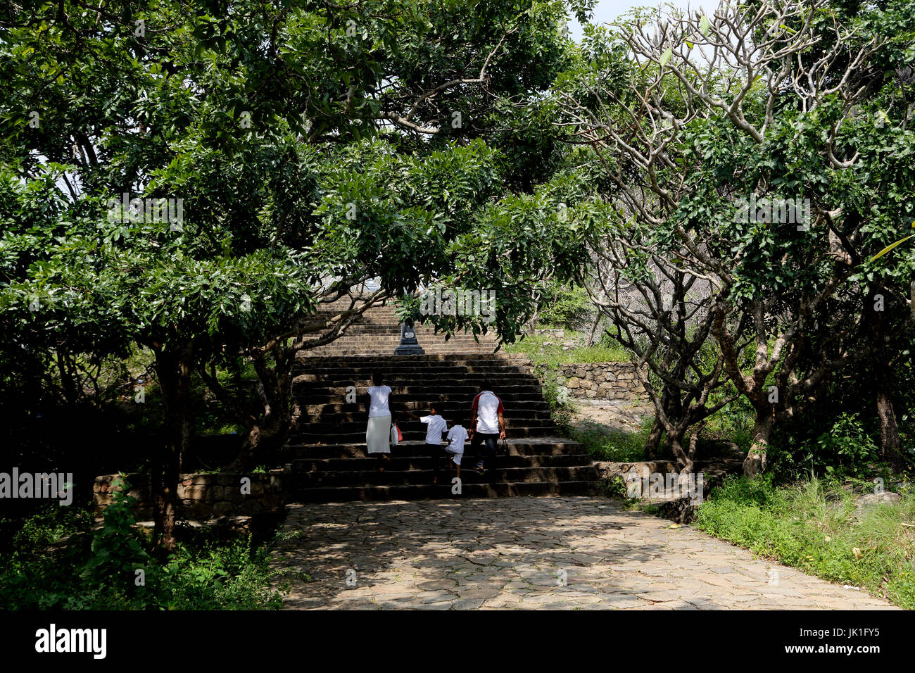Dambulla Sri Lanka Sri Lankan Family Climbing Steps Towards Dambulla Cave Temples Stock Photo