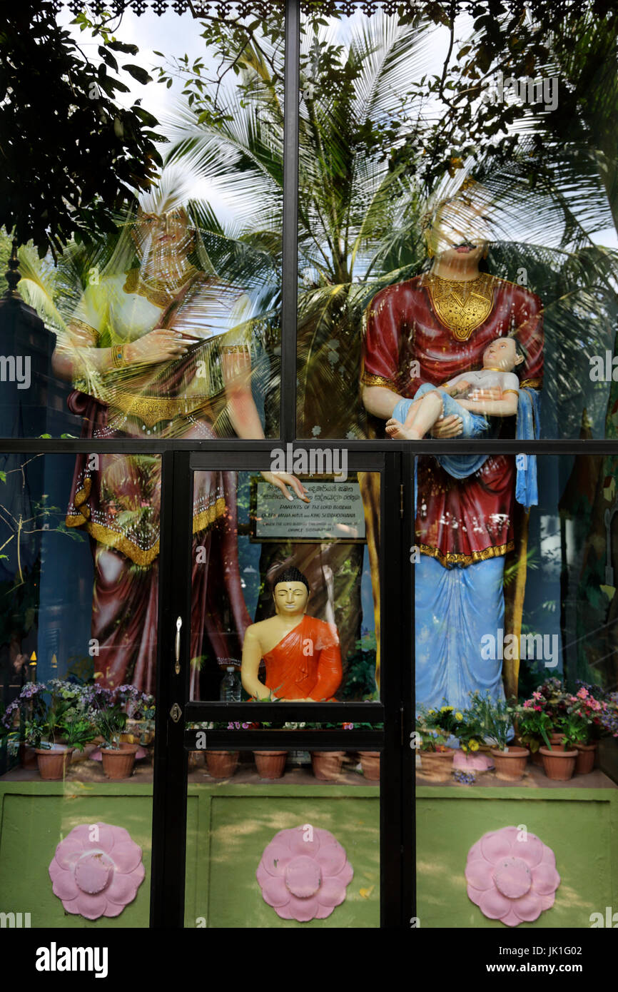 Galle Sri Lanka Rumassala Road Sri Vivekaramaya Temple Statues Of Queen Maha Maya And King Suddhodhana (Buddha's Parents) Holding Prince Siddhartha Stock Photo