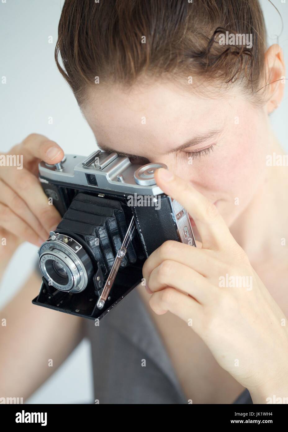 Woman uses vintage camera Stock Photo Alamy