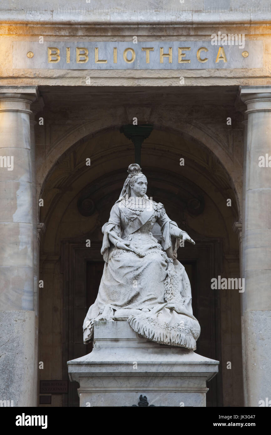 Malta, Valletta, St. George's Square, Queen Victoria statue Stock Photo
