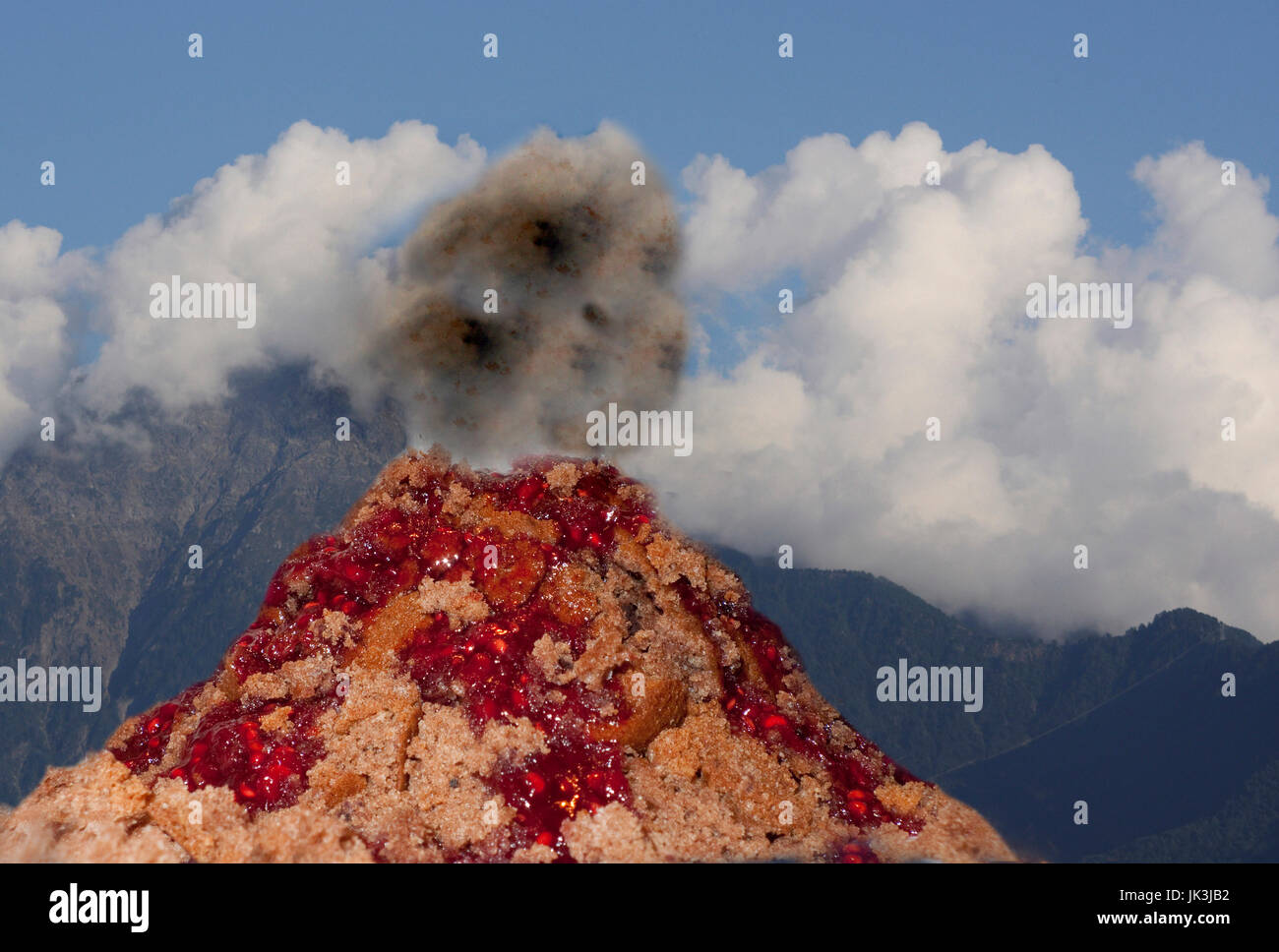 Vulkan Kuchen mit Himbeer Soße Lava und Zuckerwatte Rauch Stock Photo