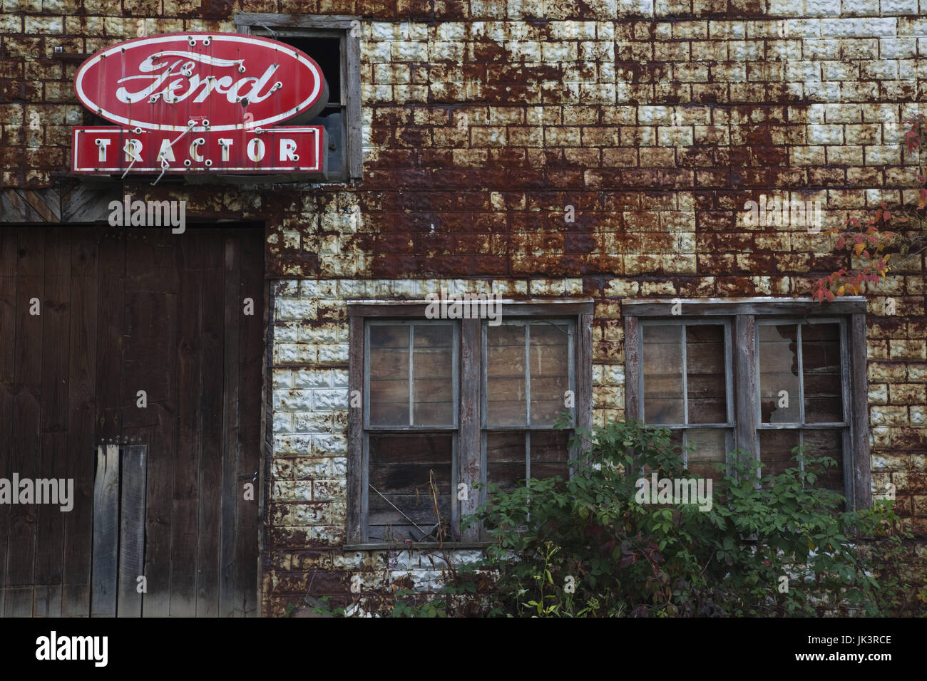 USA, West Virginia, Seneca Rocks, old Ford garage Stock Photo Alamy