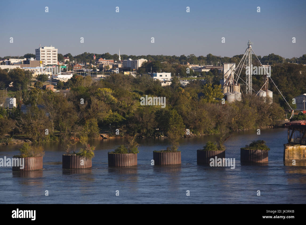USA, Alabama, Muscle Shoals Area, Florence, town and Tennessee River