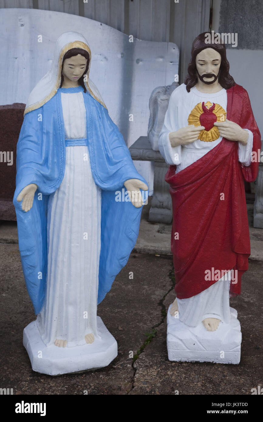USA, Louisiana, Cajun Country, Ville Platte, concrete Mary and Jesus