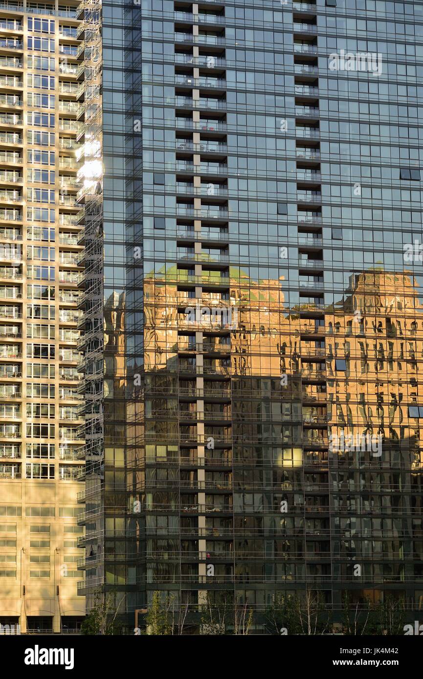 The highly reflective surface of the 150 North Riverside Building  reveals a mirror-like image of the Merchandise Mart. Chicago, Illinois, USA. Stock Photo
