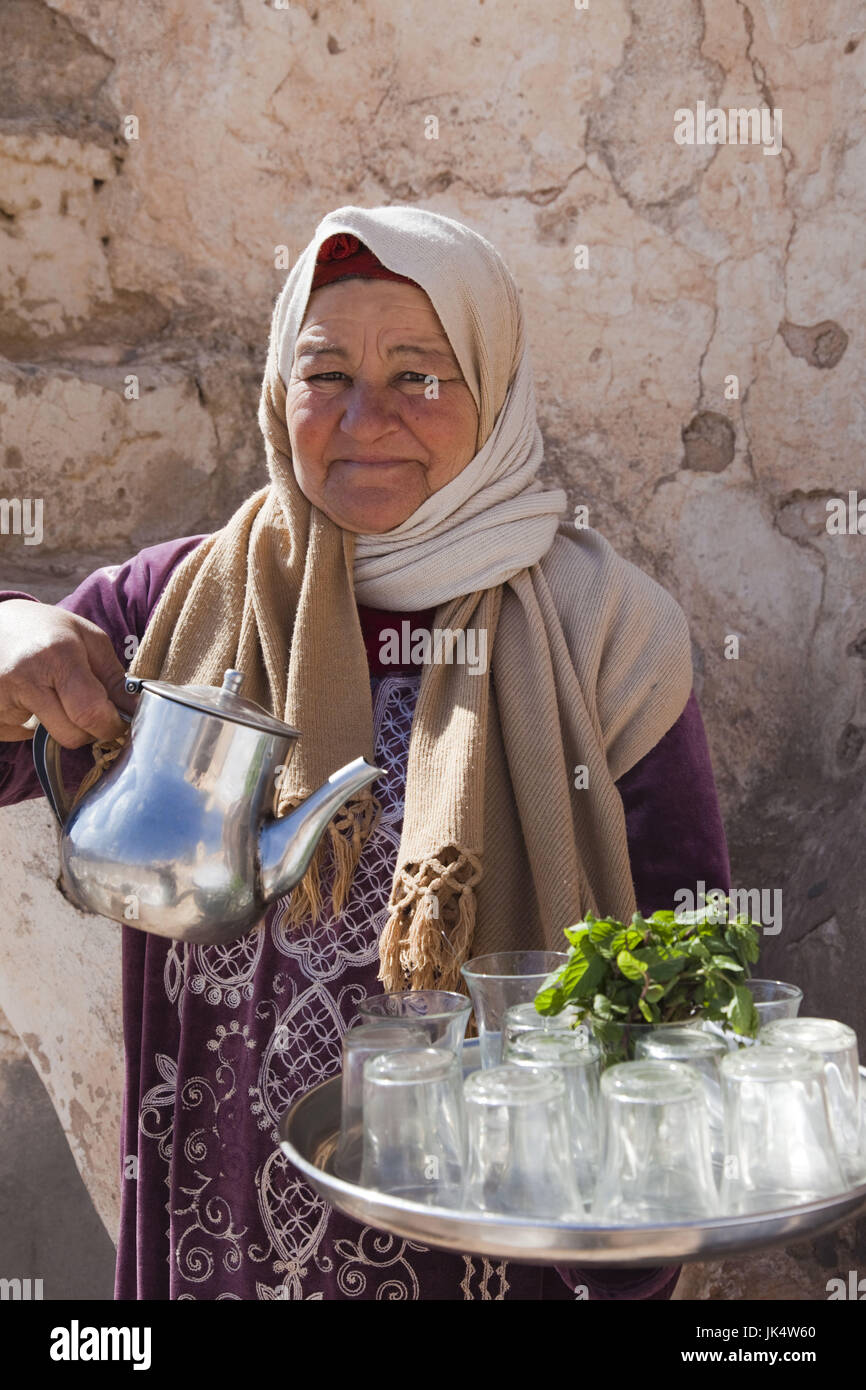 Tunisia, Ksour Area, Metameur, middle-aged Tunisian woman serving tea, R, MR TUN 10 005 Stock Photo