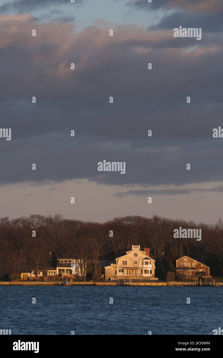 USA, New York, Long Island, Sag Harbor, houses on Long Island Sound