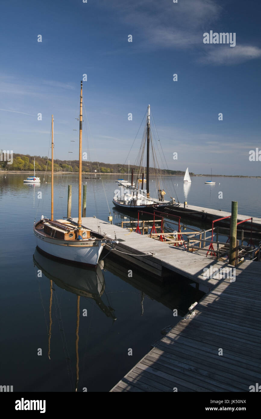 USA, New York, Long Island, Oyster Bay, sail boats on waterfront