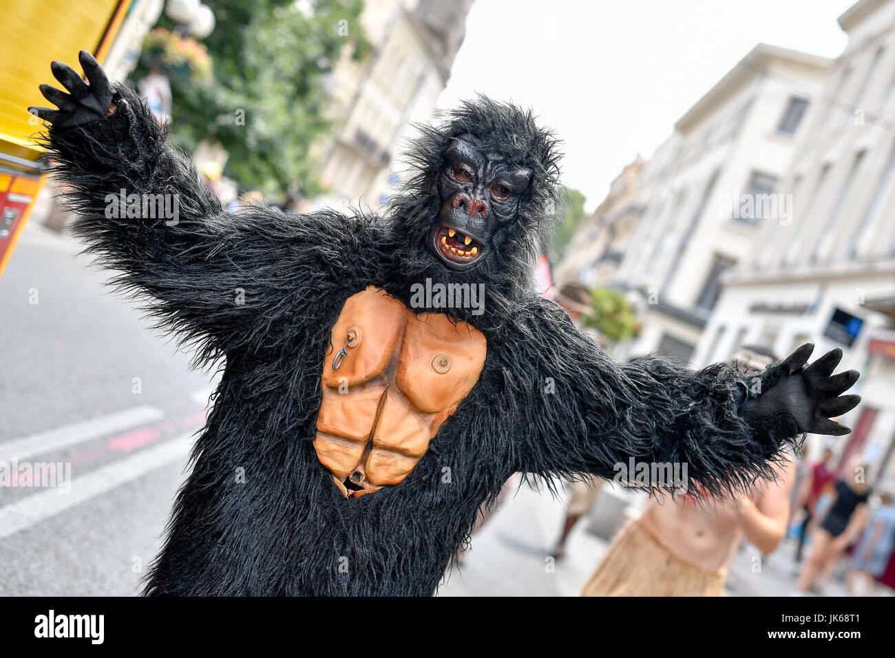 Avignon, France. 21st July, 2017. An artist performs in the street in Avignon, France, on July 21, 2017. Situated in the Vaucluse Department, Avignon is one of the most attracting tourist destinations in southern France. It is now famous for the annual Festival d'Avignon. Credit: Chen Yichen/Xinhua/Alamy Live News Stock Photo