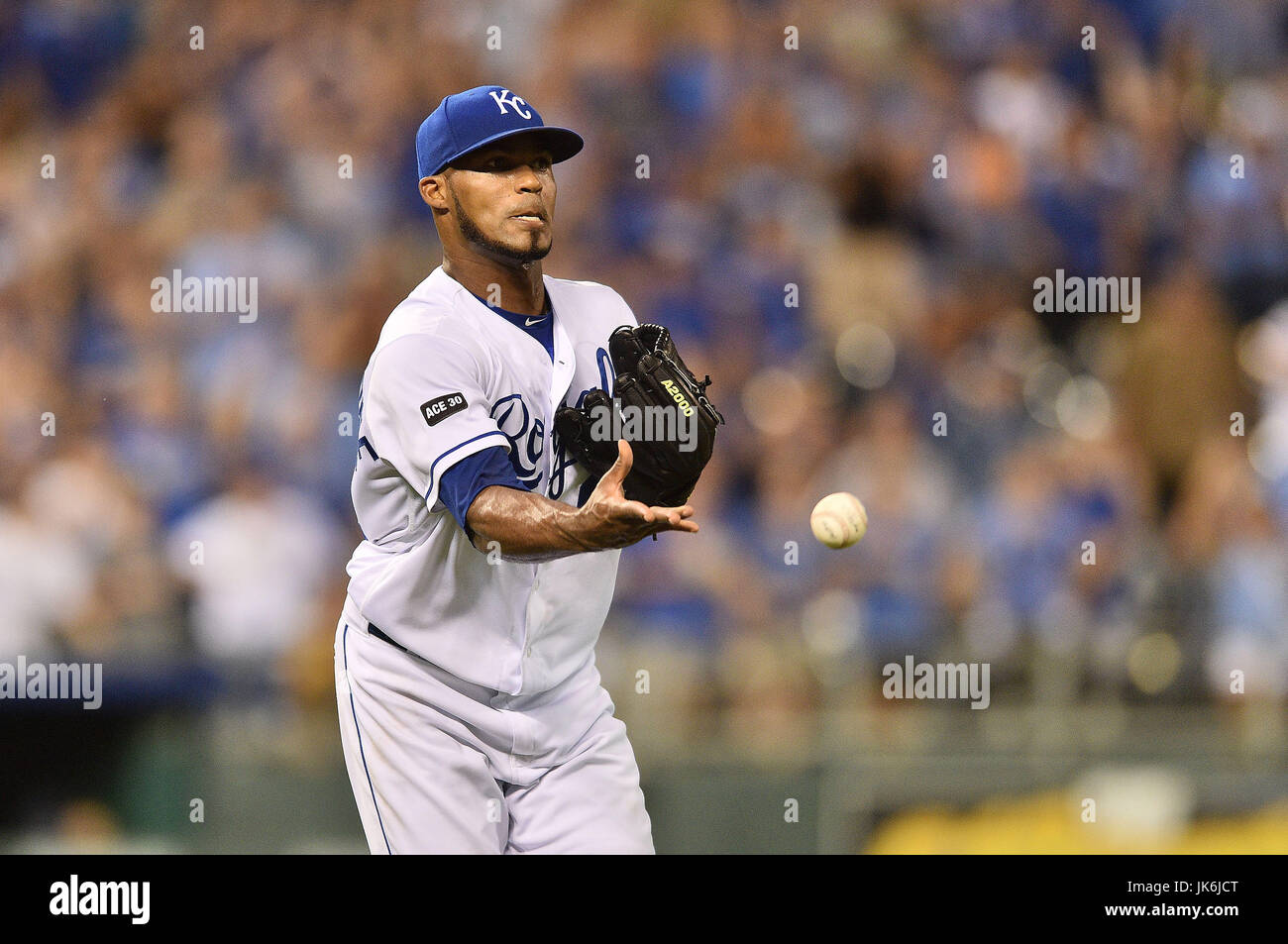 Kansas City, Missouri, USA. 22nd July, 2017. Kansas City Royals relief pitcher Al Alburquerque (62) under hands the ball for the final out of the game as the Royals defeat the White Sox 7-2 during the Major League Baseball game between the Chicago White Sox and the Kansas City Royals at Kauffman Stadium in Kansas City, Missouri. Kendall Shaw/CSM/Alamy Live News Stock Photo